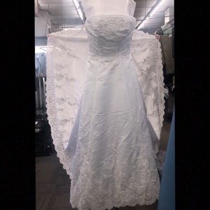 White strapless wedding dress